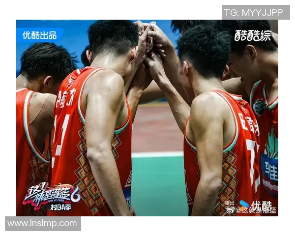 在篮球场上挥洒汗水与激情的青春岁月与梦想追逐